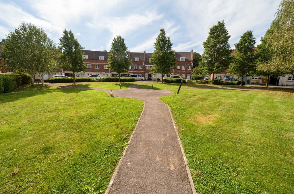 2 bed flat for saleSpiro Close, Pulborough RH20