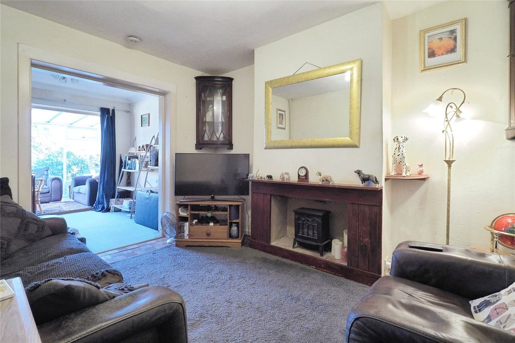 3 bed semi-detached house for salePrinces Crescent, Lyndhurst SO43 photo 4
