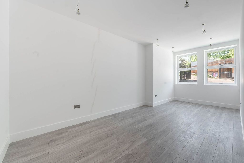 2 bed flat for saleWest End Lane, Pinner HA5 photo 3