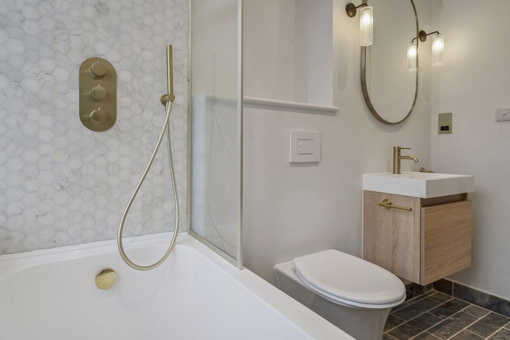 Additional image 7 of 2 bed flat for saleWesthorpe Park, Marlow SL7