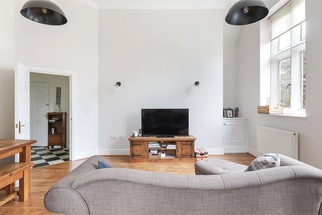 2 bed flat for saleLavender Close, Leatherhead, Surrey KT22 photo 5
