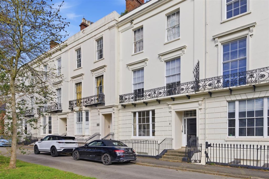 2 bed flat for sale4 Bertie Terrace, Warwick Place, Leamington Spa CV32