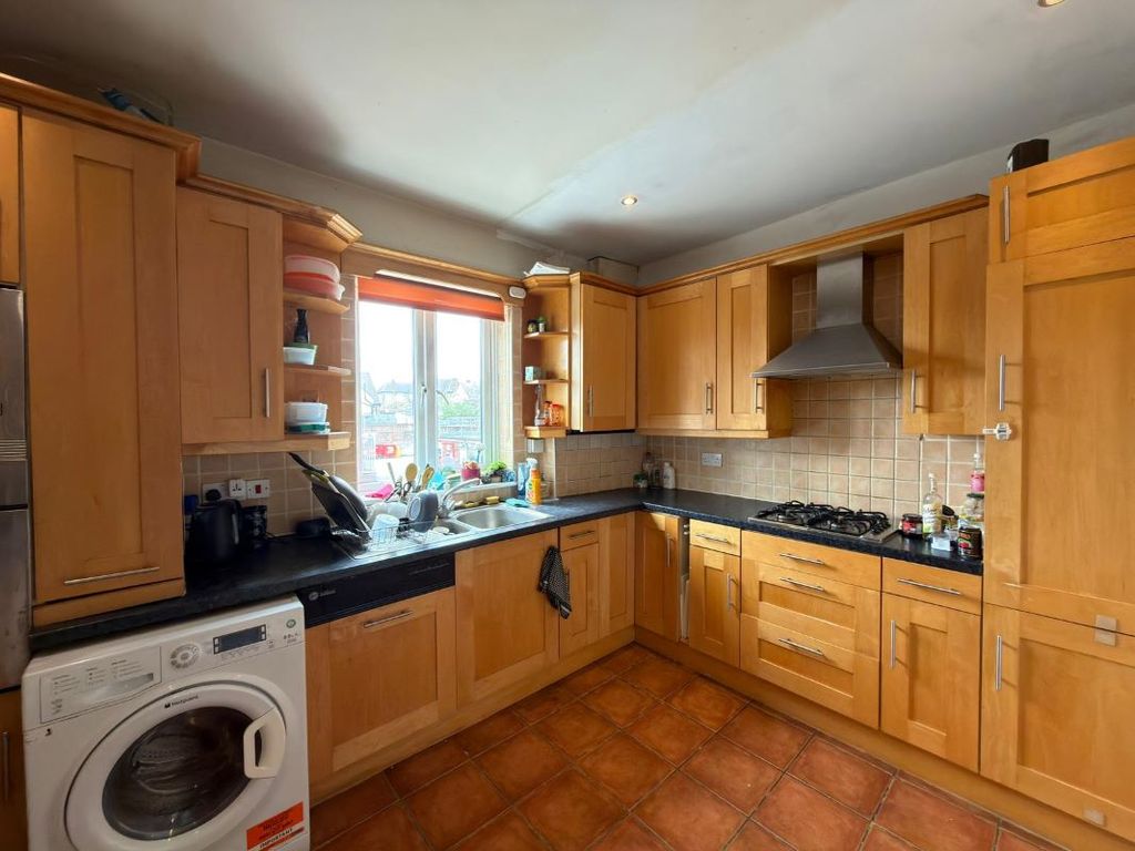 Additional image 8 of 5 bed flat for sale165A Darkes Lane, Potters Bar, Hertfordshire EN6