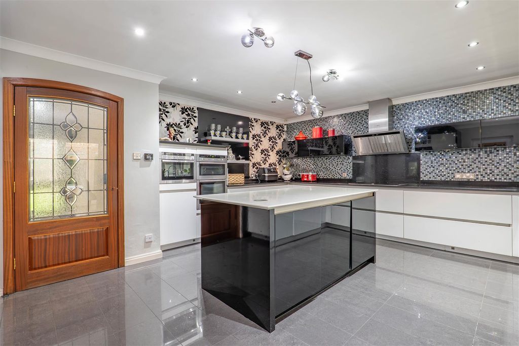 4 bed detached bungalow for saleCocker Lane, Leyland PR26 photo 2