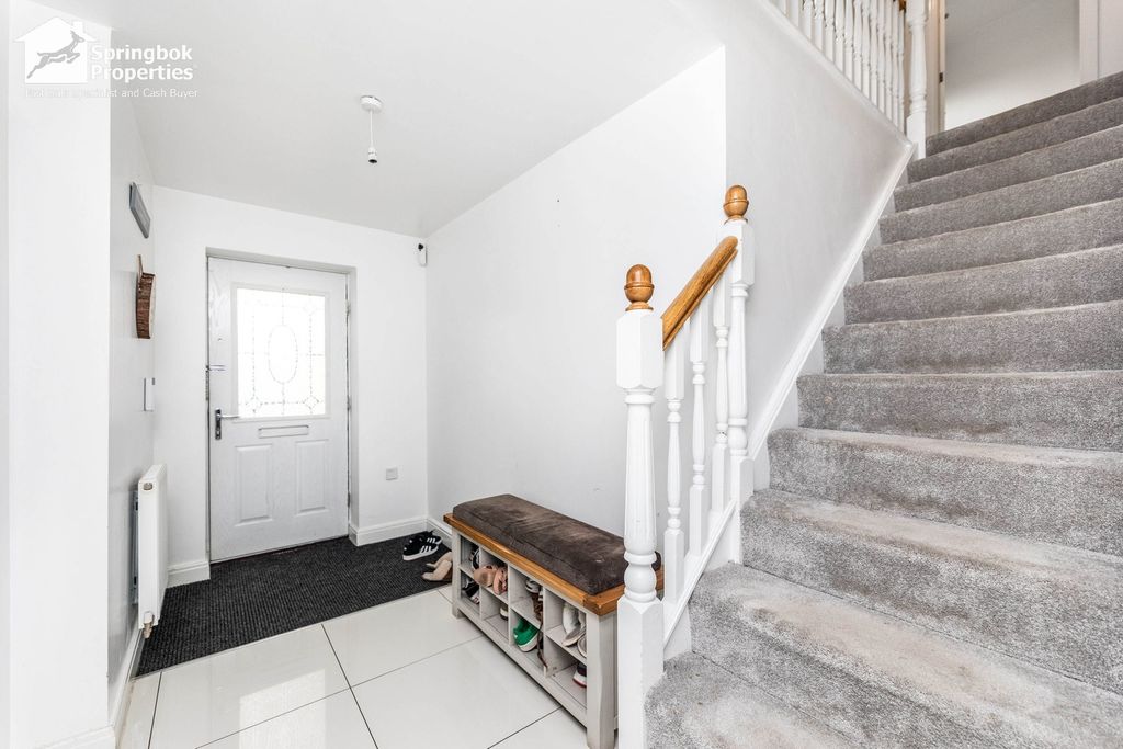 4 bed detached house for salePrinces Drive, Pontefract, West Yorkshire WF8 photo 2