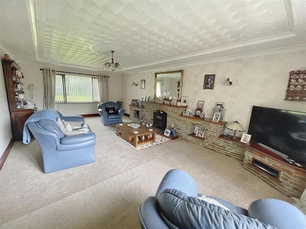4 bed detached house for salePencader SA39 photo 5
