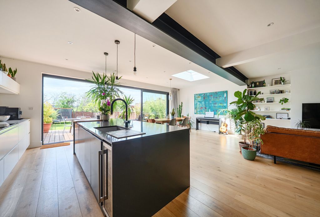 Additional image 4 of 3 bed semi-detached house for saleArundel Avenue, Morden SM4