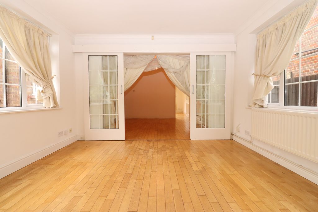 4 bed detached house for saleLuton LU2 photo 3