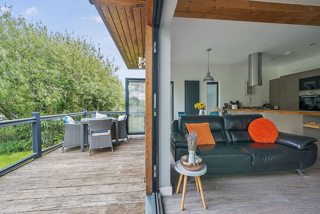 2 bed mobile/park home for salePar Beach, Par PL24 photo 2