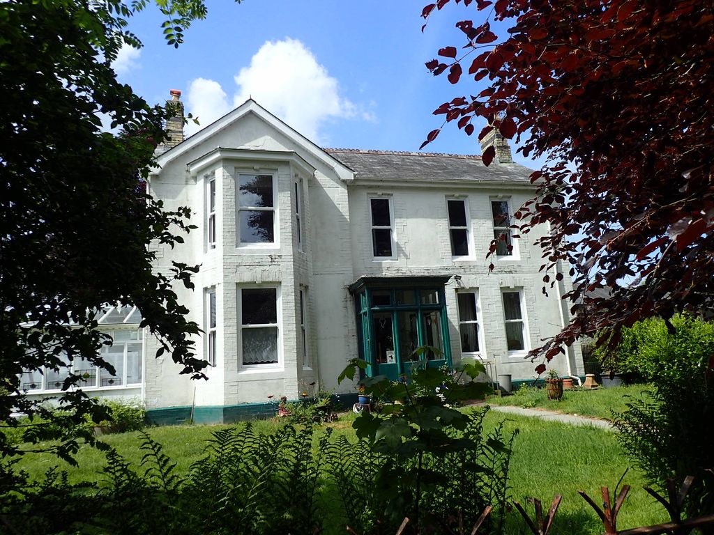 4 bed country house for saleLlanybydder SA40