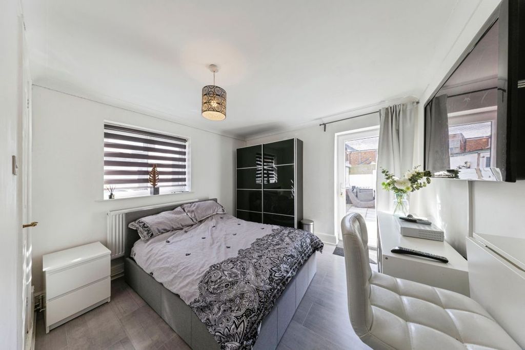 Additional image 9 of 5 bed detached house for saleCastle Meadow Close, Newport Pagnell MK16