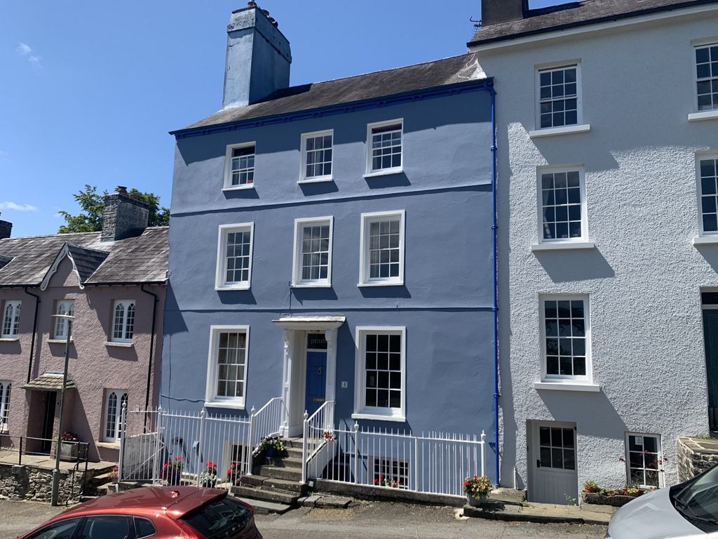 4 bed terraced house for sale4 Bank Terrace, Llandeilo, Carmarthenshire. SA19