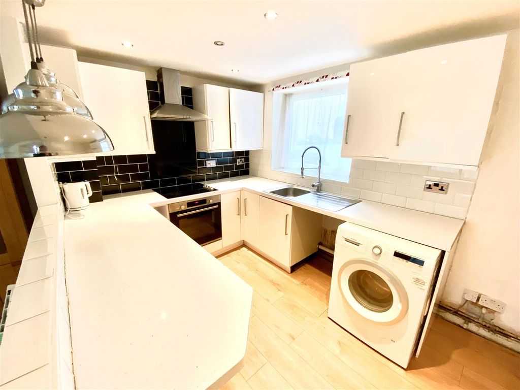 2 bed flat for saleGresley Court, Hawkshead Road, Potters Bar EN6 photo 2