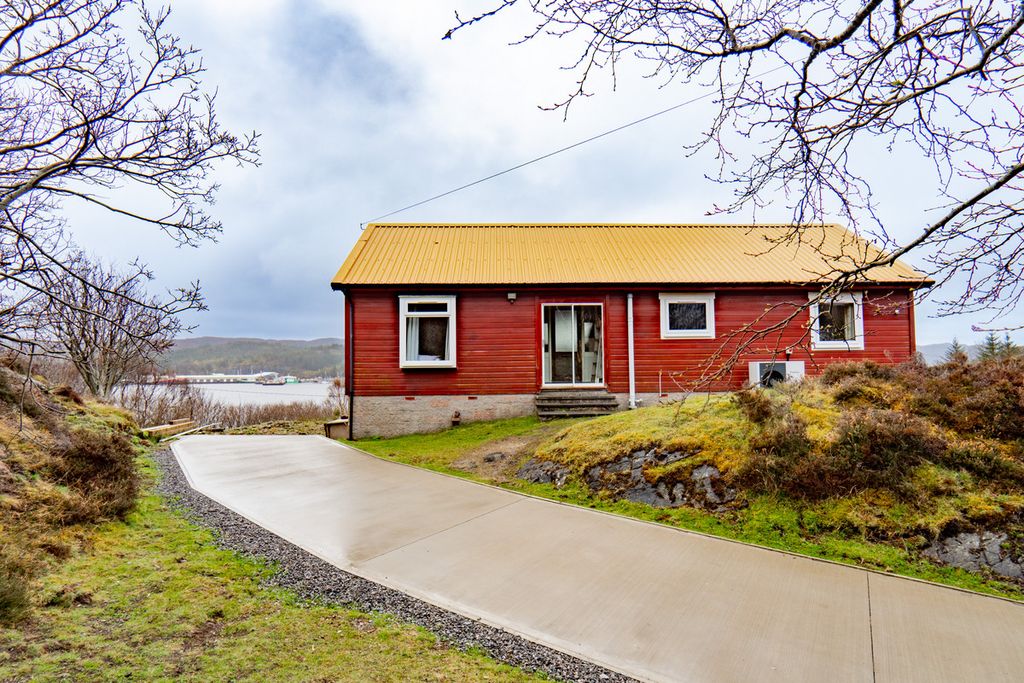 2 bed detached bungalow for saleLochinver, Lairg IV27