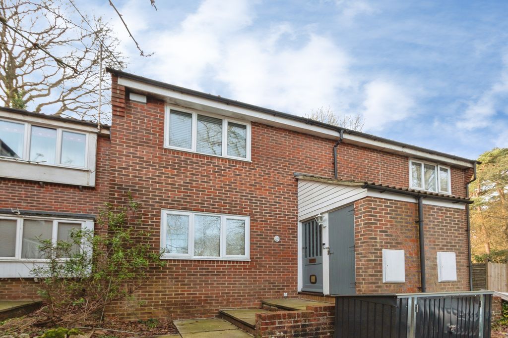 1 bed flat for saleDudley Close, Bordon GU35 photo 2