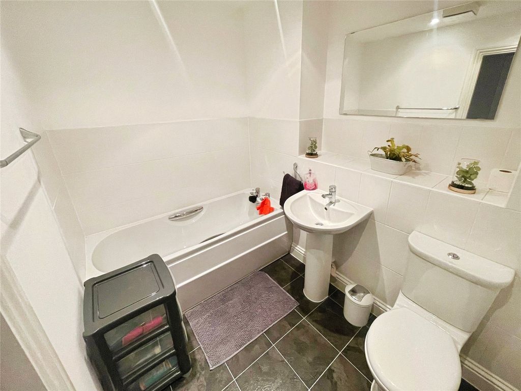 2 bed flat for saleManor Gardens Close, Loughborough, Leicestershire LE11 photo 5