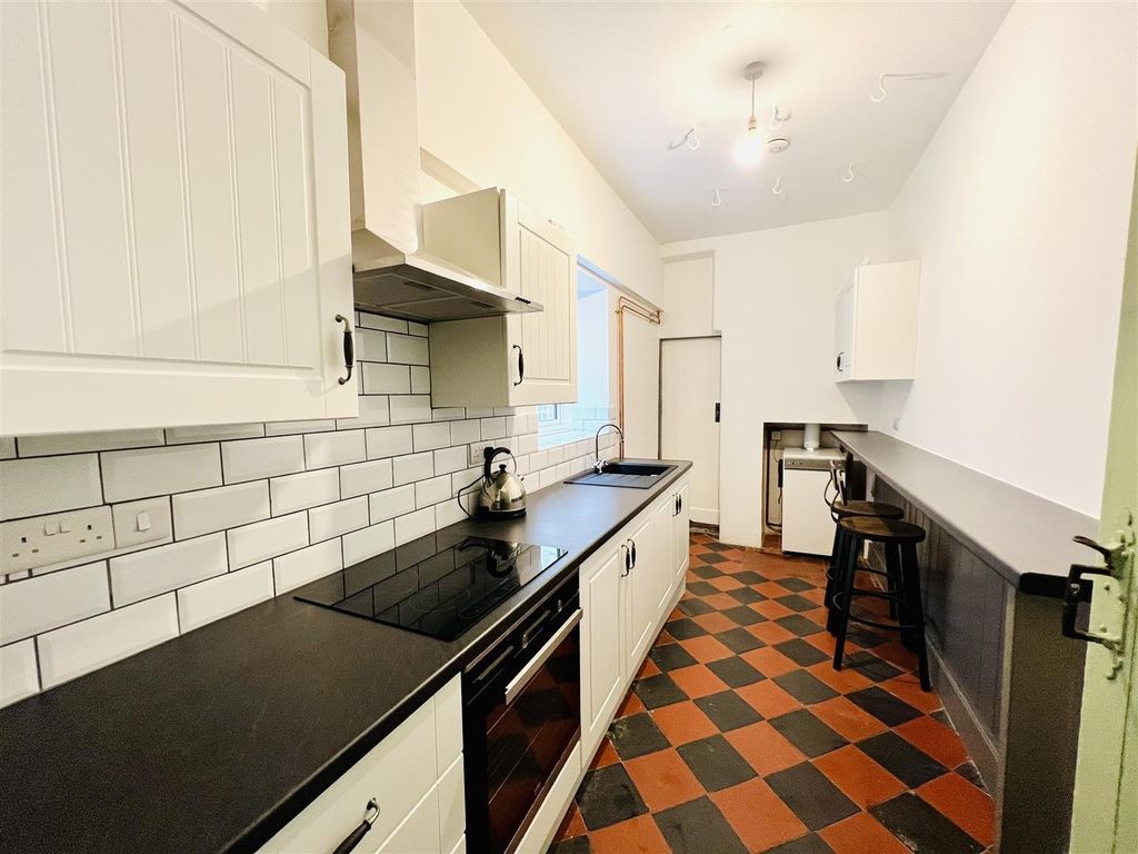 4 bed property for saleLlanwrda SA19 photo 4