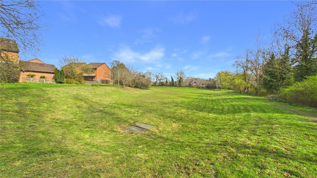 1 bed flat for saleLightwater, Surrey GU18 photo 2
