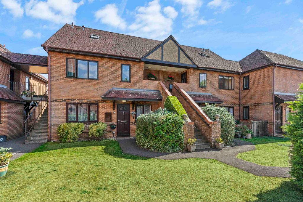 3 bed flat for saleFlat 4, Denton Court, Bobmore Lane, Marlow, Buckinghamshire SL7