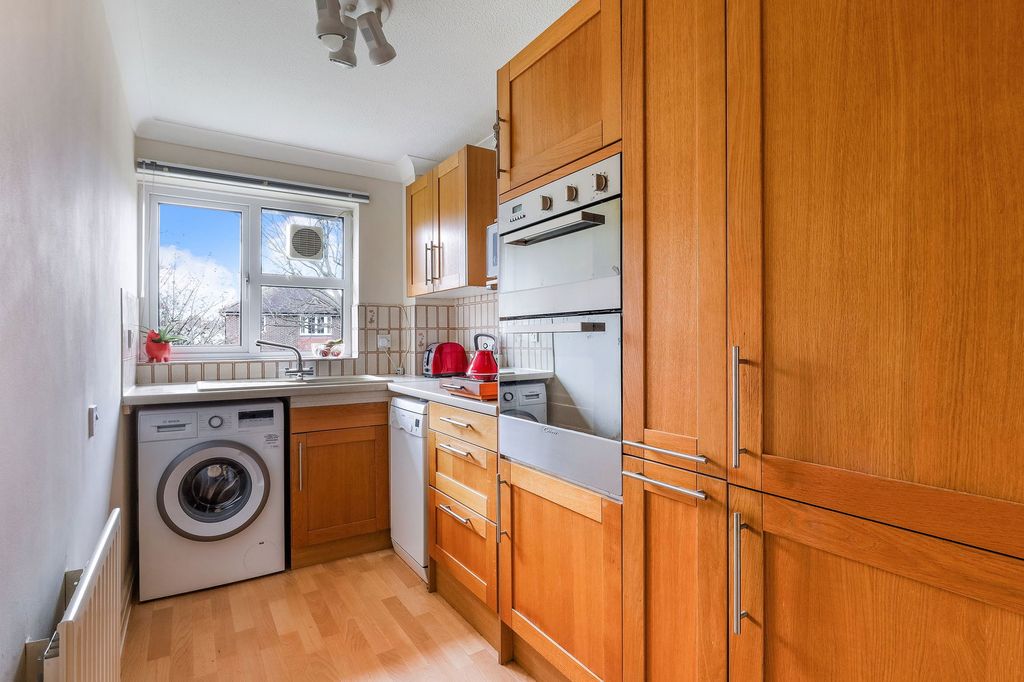 2 bed flat for saleSurrey RH7 photo 3