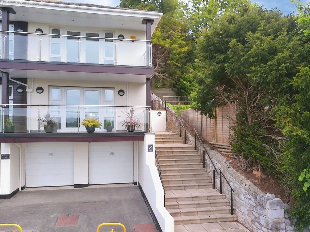 2 bed flat for saleCollege Road, Wolborough Hill, Newton Abbot, Devon. TQ12