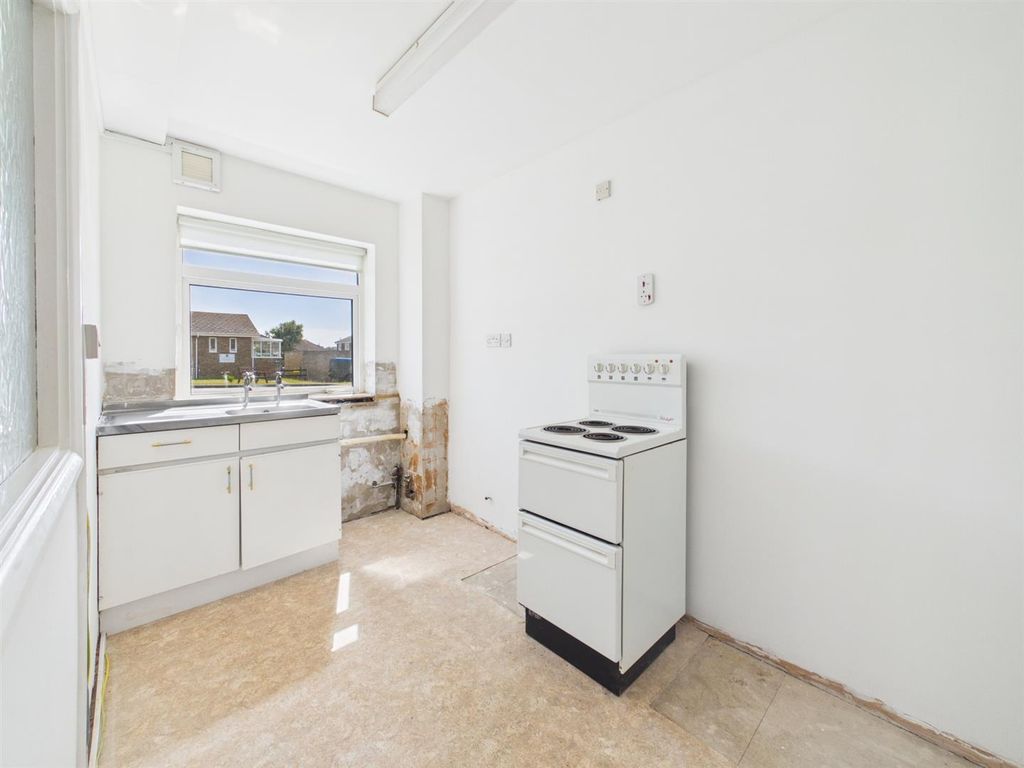 1 bed flat for saleSutton Avenue, Peacehaven BN10 photo 3