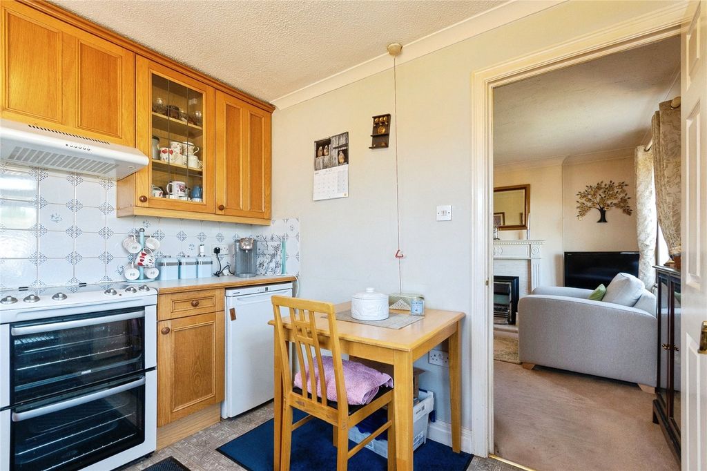 2 bed flat for saleMeadow Close, Colchester CO7 photo 5
