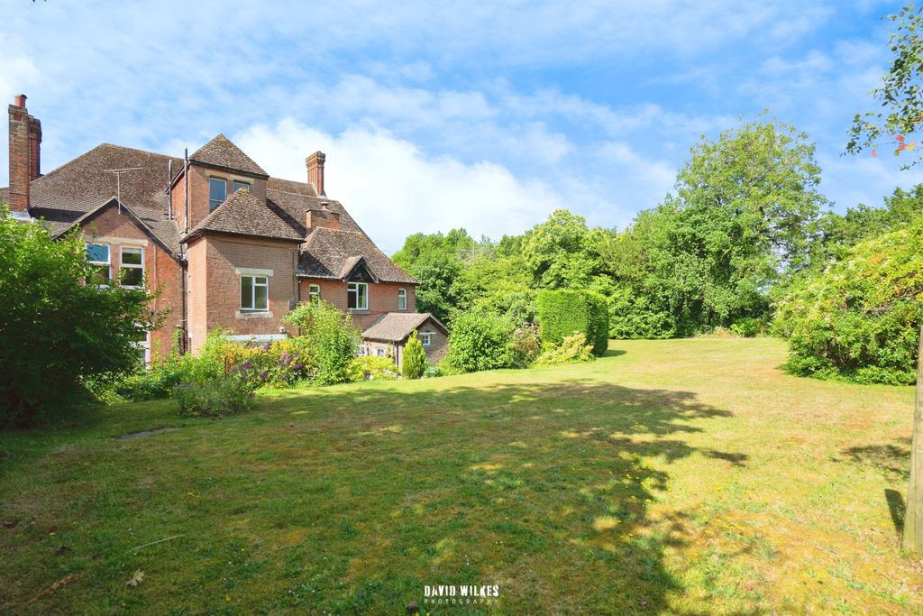 3 bed flat for saleBurton Park Road, Petworth, West Sussex GU28
