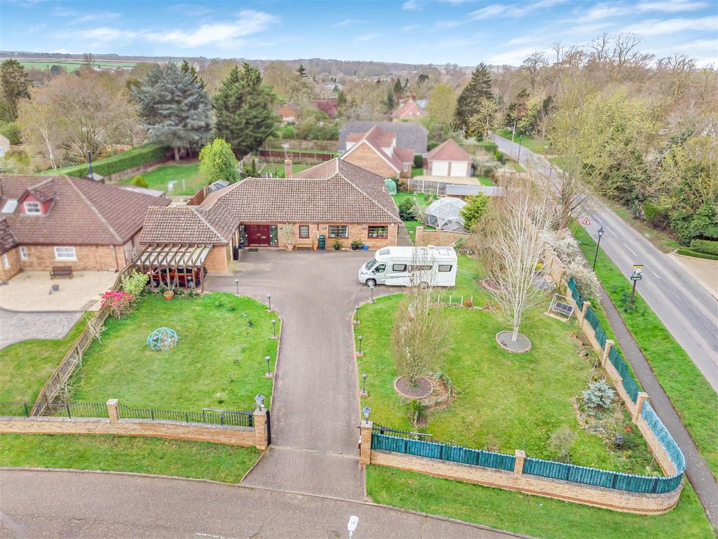 6 bed detached bungalow for saleThe Highlands, Exning CB8