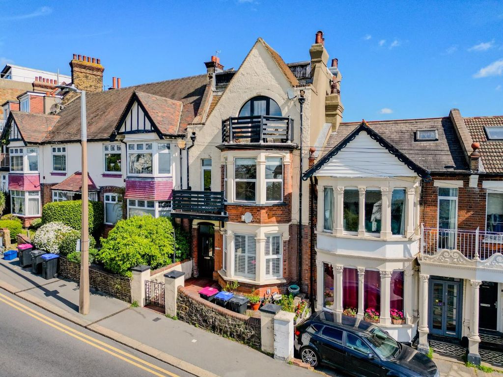 3 bed flat for saleCliff Gardens, Leigh-On-Sea SS9