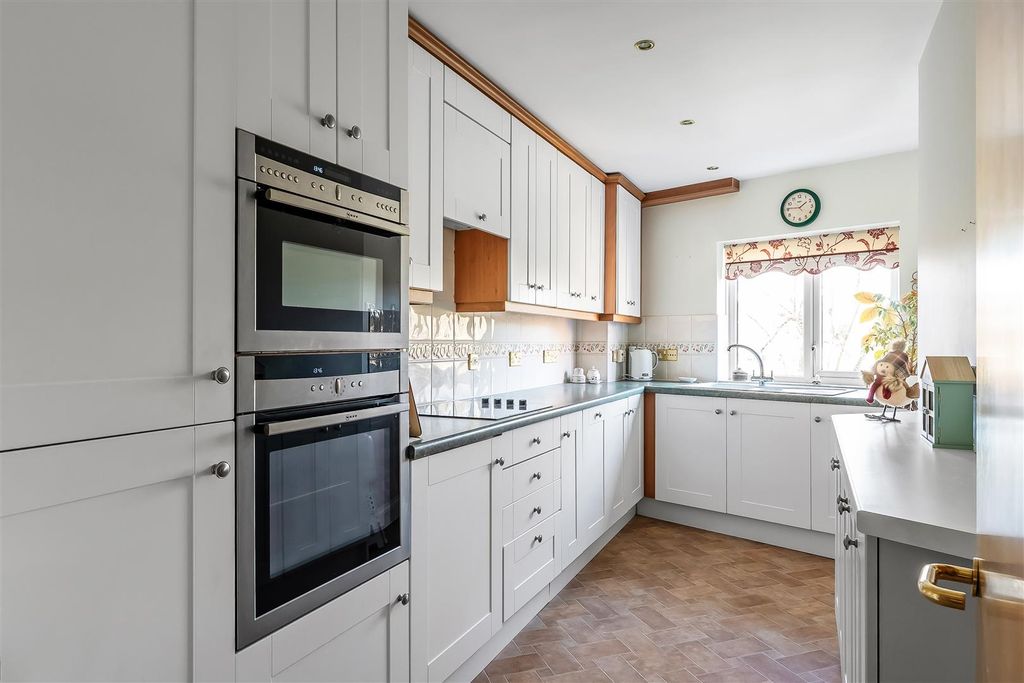 2 bed flat for saleStation Road West, Oxted RH8 photo 4