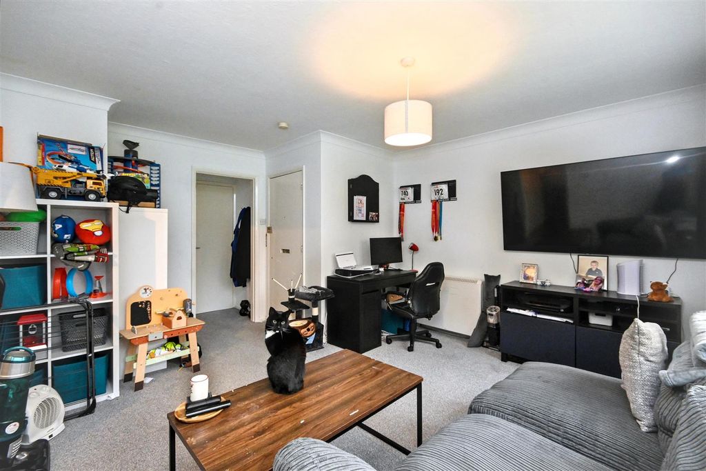 1 bed flat for saleWindsor Way, Polegate BN26 photo 5