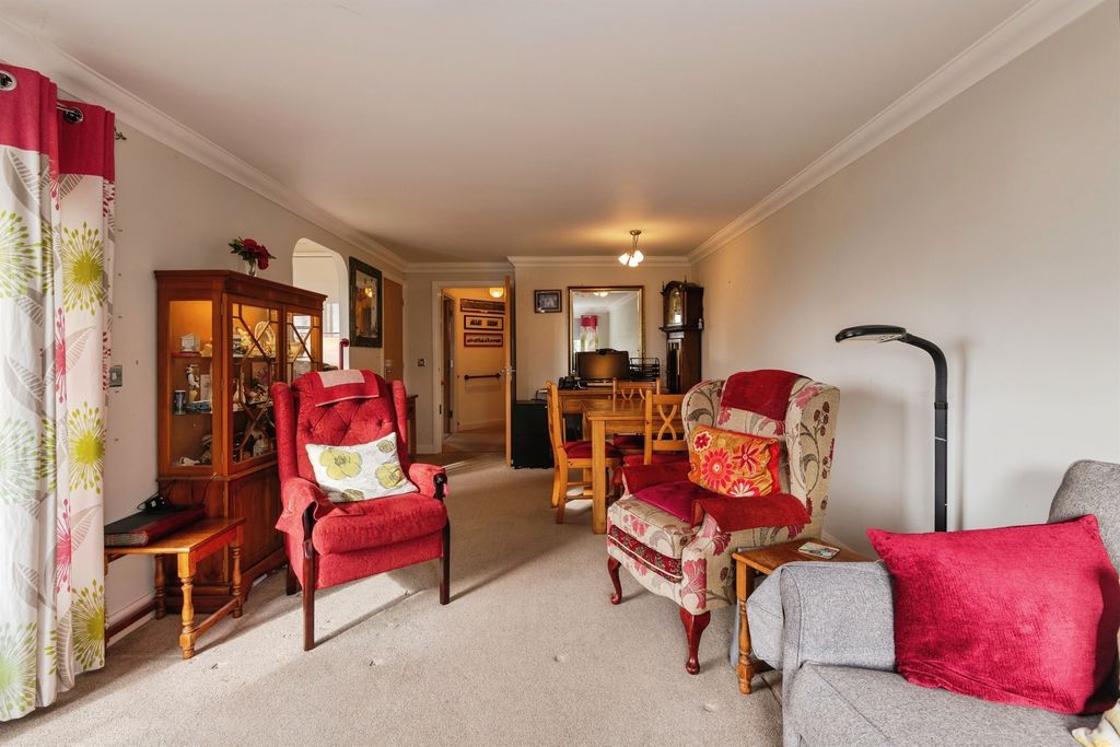 2 bed flat for saleTrinity Way, Minehead TA24 photo 4