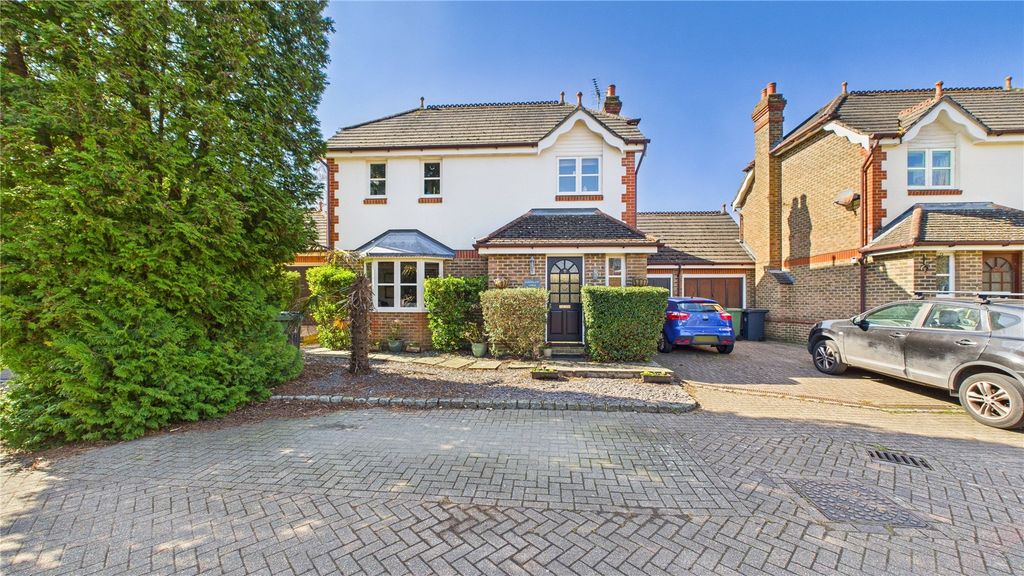 4 bed link detached house for saleLightwater, Surrey GU18