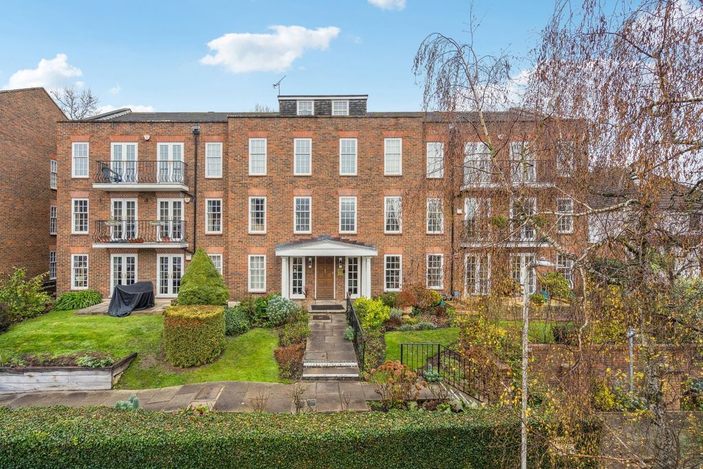 3 bed flat for saleAshurst Close, Northwood HA6