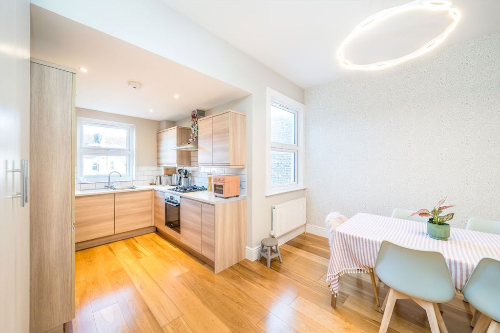 3 bed flat for salePark Avenue, Tooting CR4 photo 3