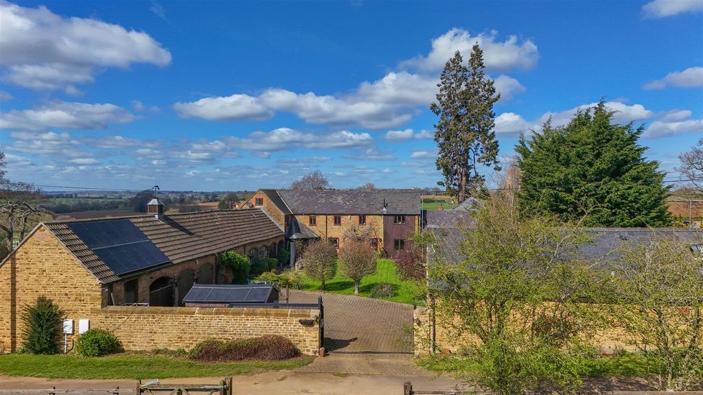 4 bed barn conversion for saleBoughton Grange, Northampton NN2 photo 4