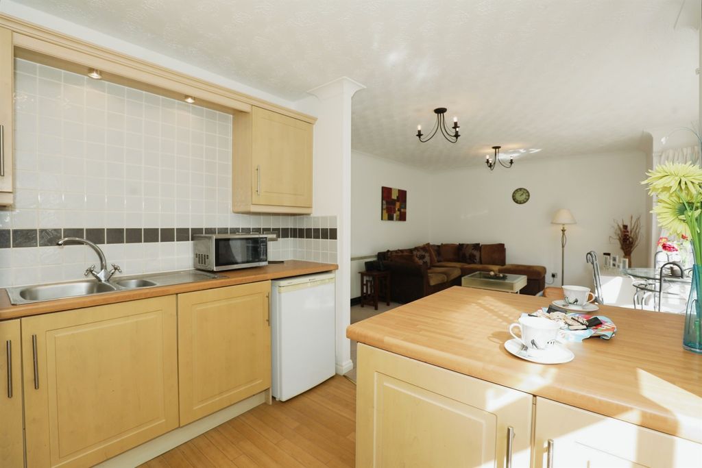 2 bed flat for saleBlakemere Drive, Northwich CW9 photo 4
