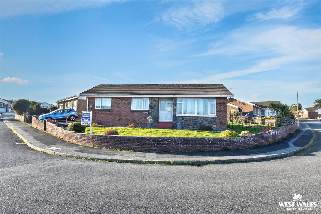 3 bed detached bungalow for saleGateholm Avenue, Milford Haven SA73