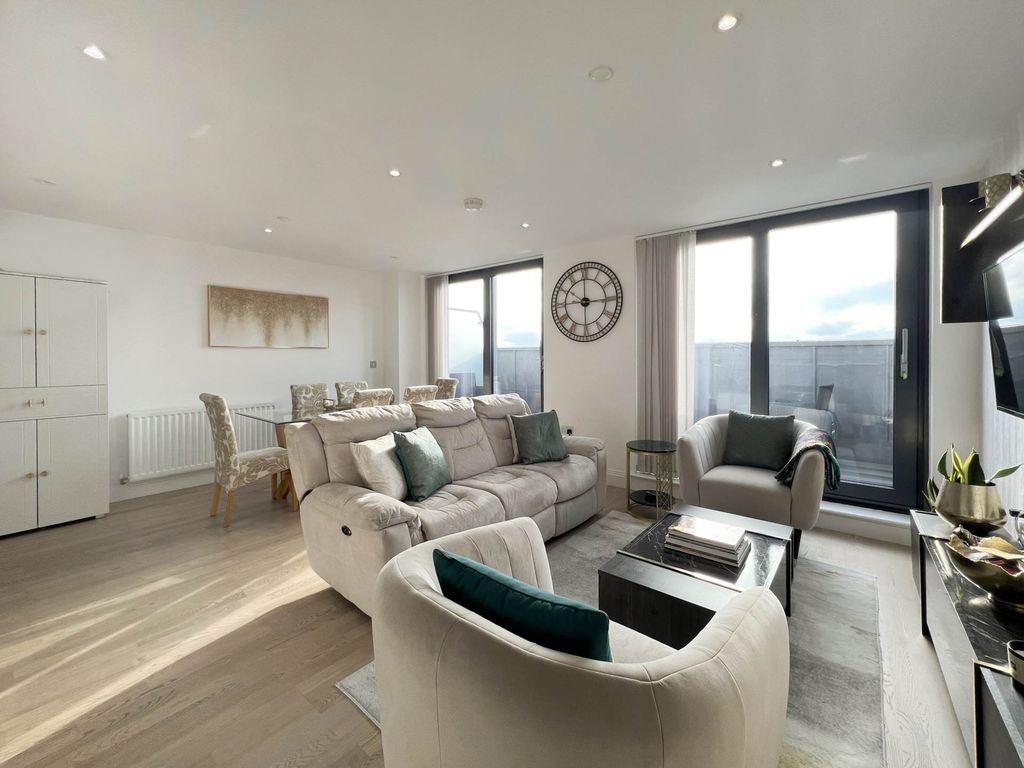 3 bed flat for saleNew Malden House, 1 Blagdon Road KT3