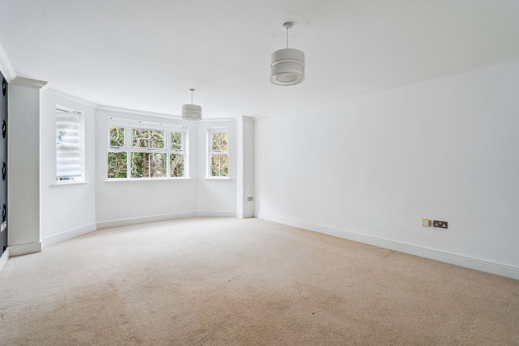 2 bed flat for saleWestfield Park, Hatch End, Pinner HA5 photo 3