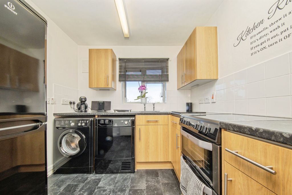 2 bed maisonette for saleCooks Hill, Boxted, Colchester CO4 photo 4