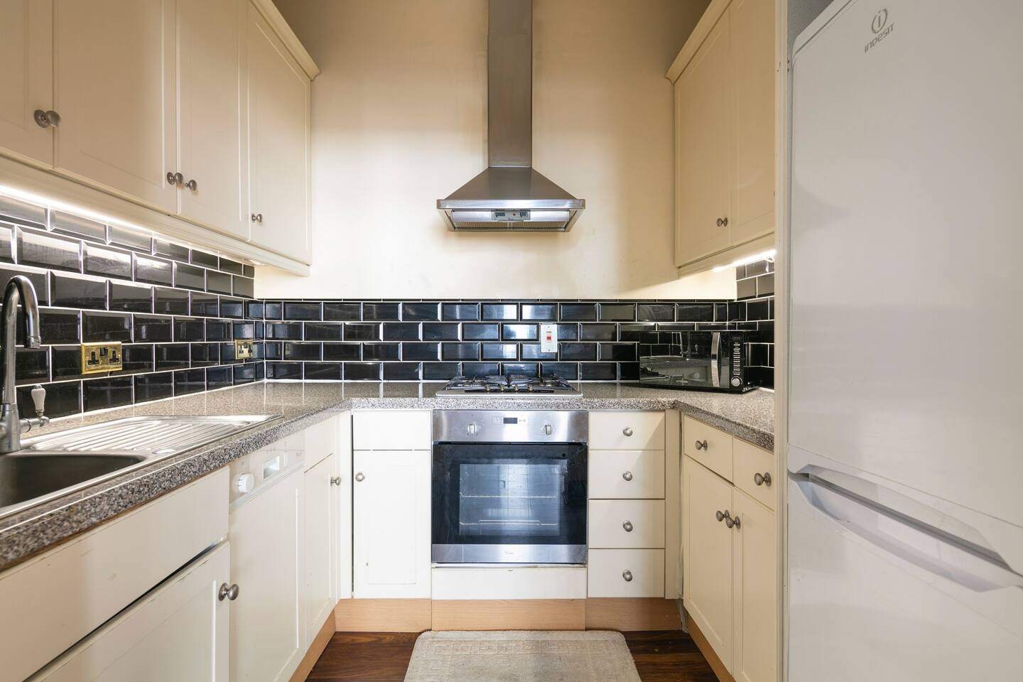 2 Bed Flat, Victoria, SW1V, N1 7GU photo 4