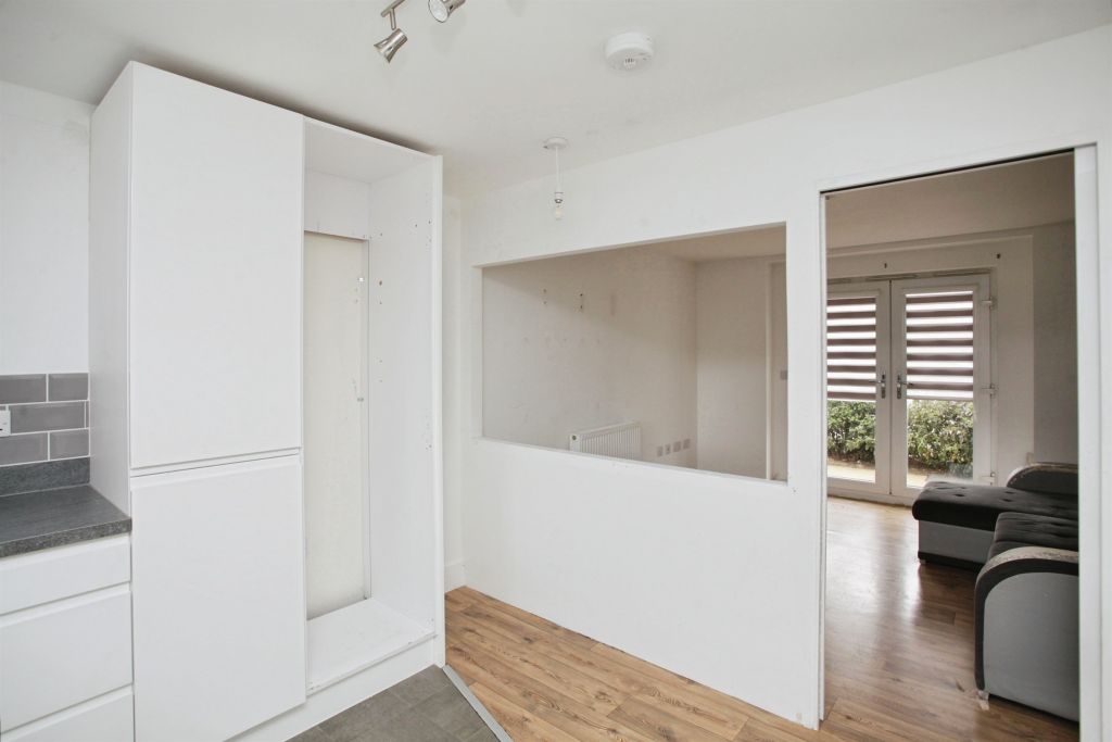 2 bed flat for saleDoyle Close, Rugby CV21 photo 5