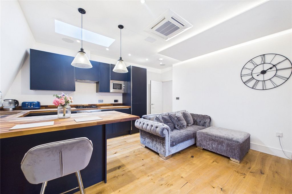 Additional image 3 of 2 bed flat for salePark Street, Newbury, Berkshire RG14