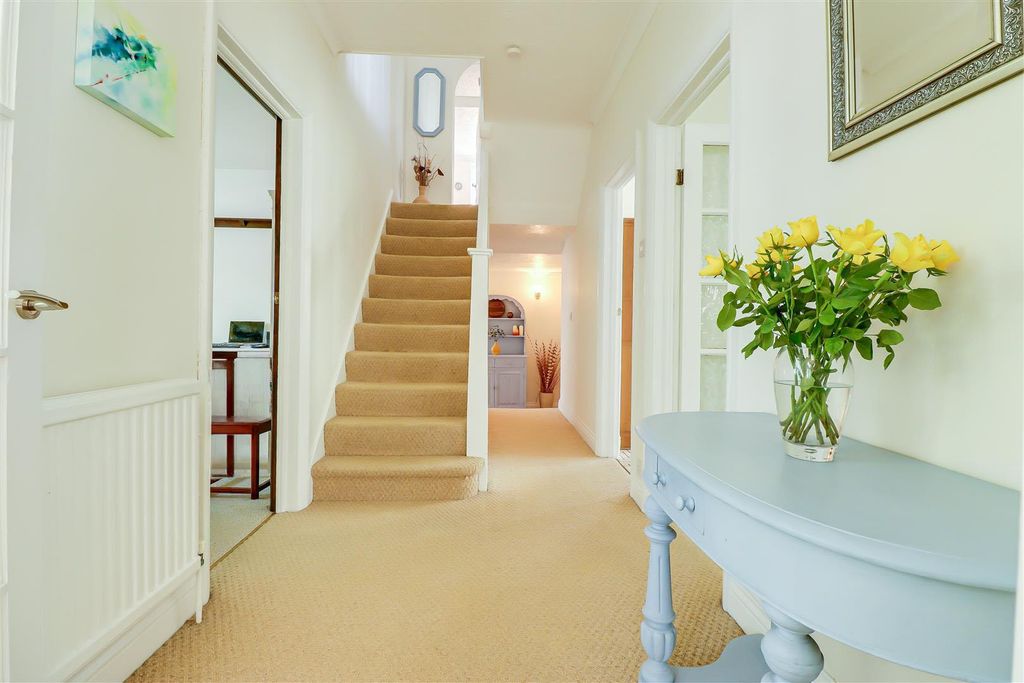 Additional image 3 of 5 bed detached house for saleWoodside, Leigh-On-Sea SS9