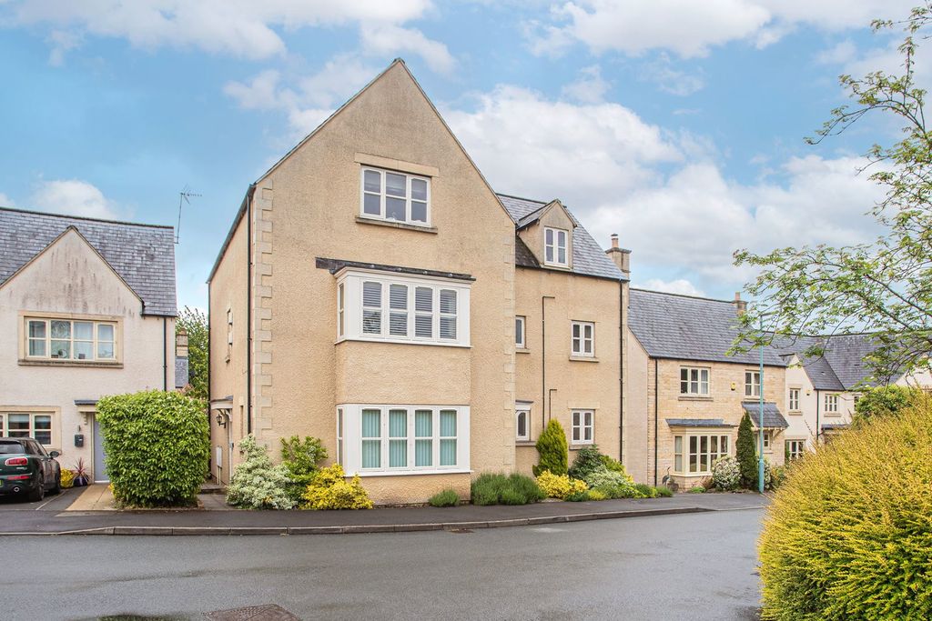 2 bed flat for saleCornwall Close, Tetbury GL8