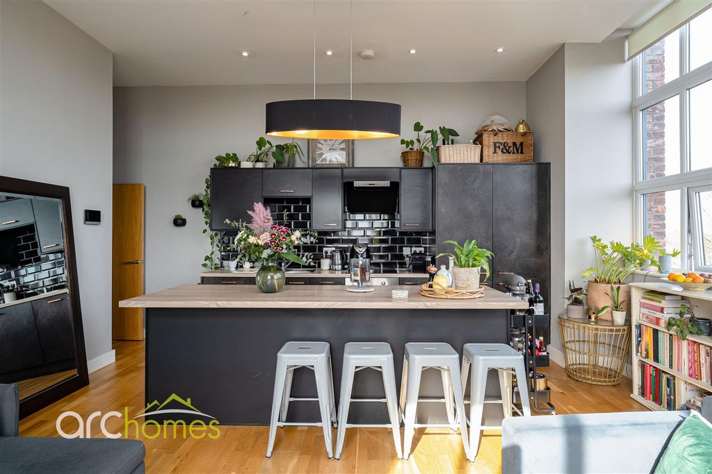 2 bed flat for saleMather Lane, Leigh WN7 photo 3