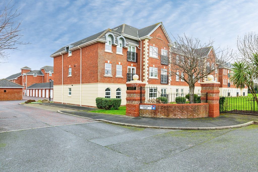 2 bed flat for saleSunningdale Court, Lytham St. Annes, Lancashire FY8