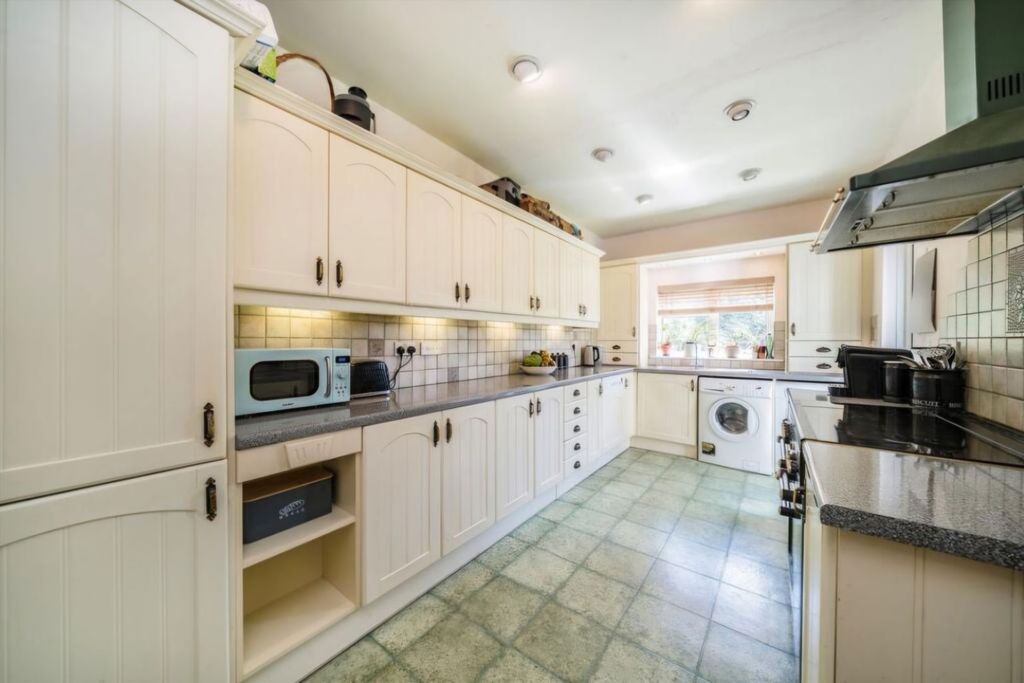 5 bed terraced house for saleGorringe Park Avenue, Mitcham CR4 photo 3